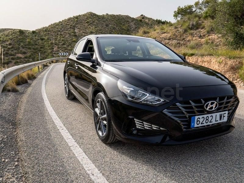 Usado Hyundai i30 110 CV (80 kW) 2022 Negro Berlina