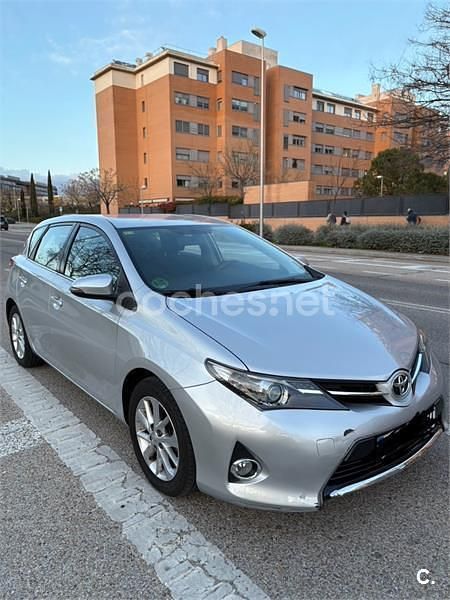 Usado Toyota Auris Live 132 CV (97 kW) 2013 Gris / plata Berlina