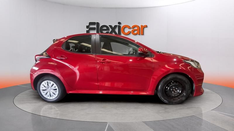 Usado Toyota Yaris Hybrid Active 116 CV (85 kW) 2023 Granate Berlina