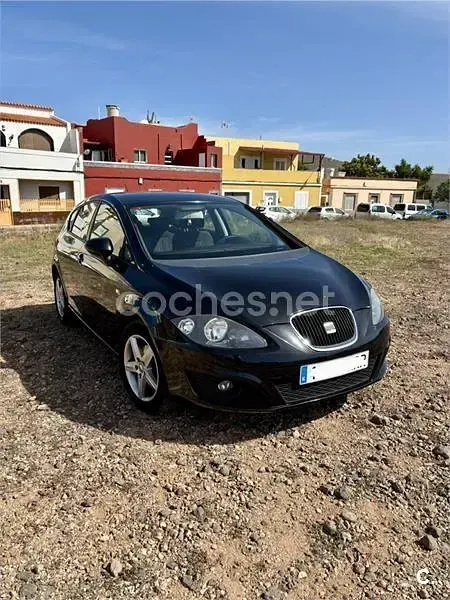 Usado Seat Leon Reference 105 CV (77 kW) 2013 Negro Berlina