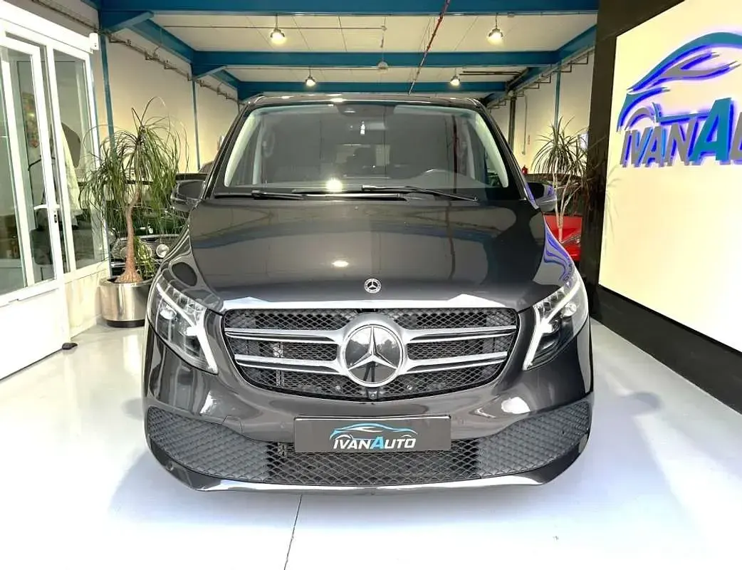 Usado Mercedes V220 Avantgarde 163 CV (119 kW) 2024 Plateado Monovolumen
