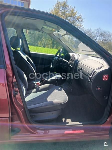 Usado Citroën Xsara 110 CV (80 kW) 2002 Granate Berlina