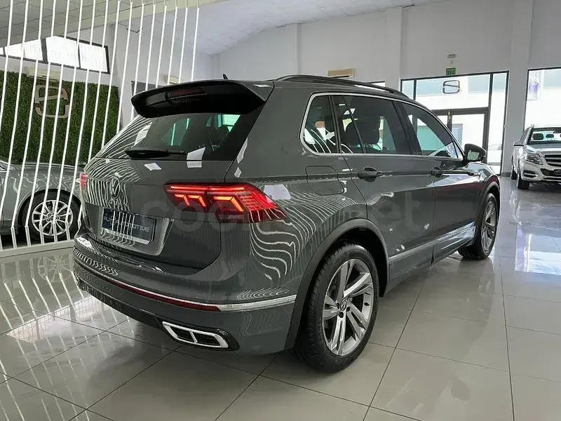 Usado VW Tiguan R-line 150 CV (110 kW) 2022 Gris / plata SUV