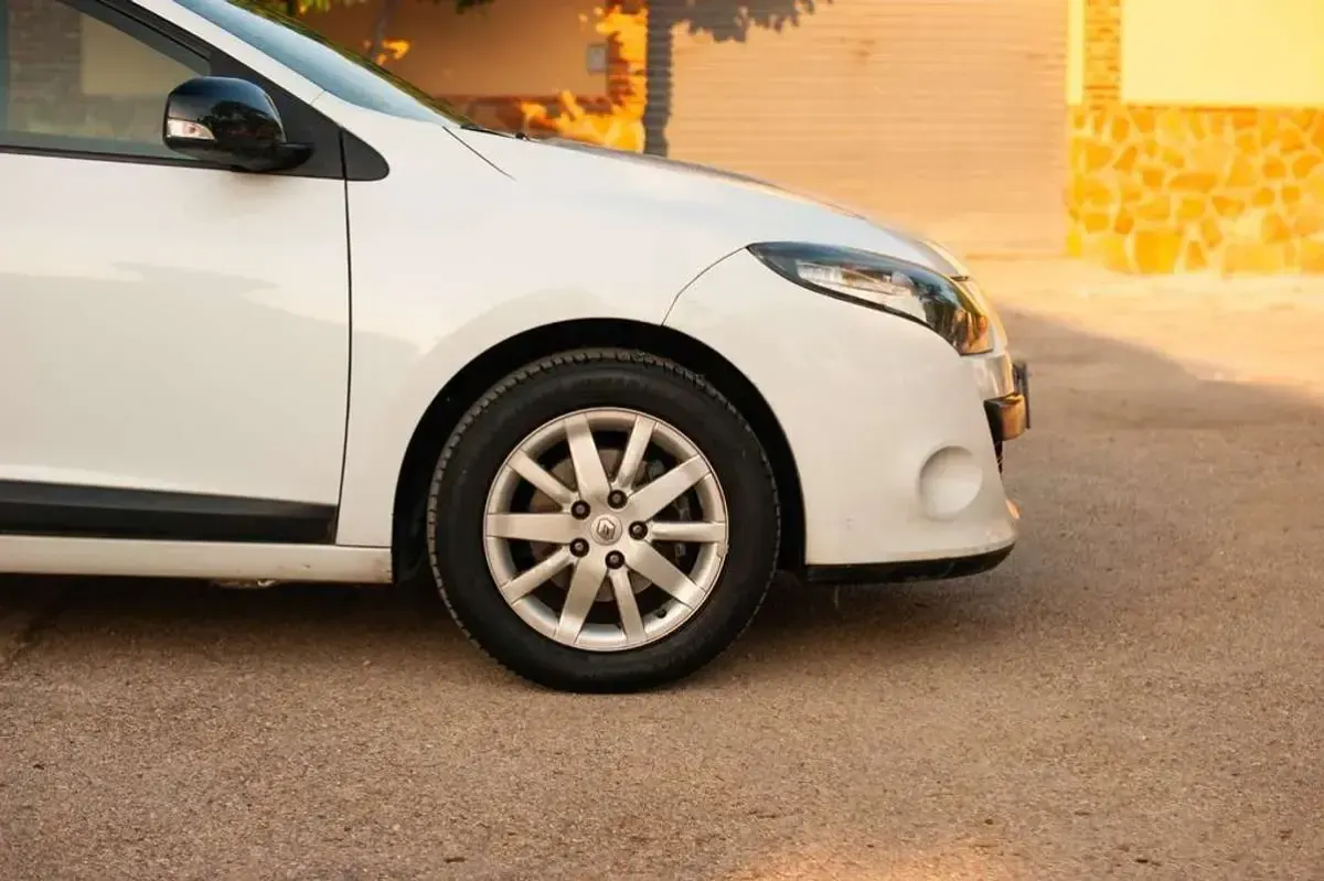 Usado Renault Mégane III Dynamique 106 CV (77 kW) 2011 Blanco Utilitario