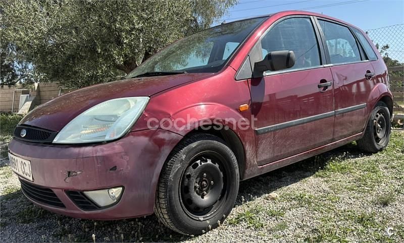 Usado Ford Fiesta Ghia 68 CV (50 kW) 2002 Rojo Utilitario