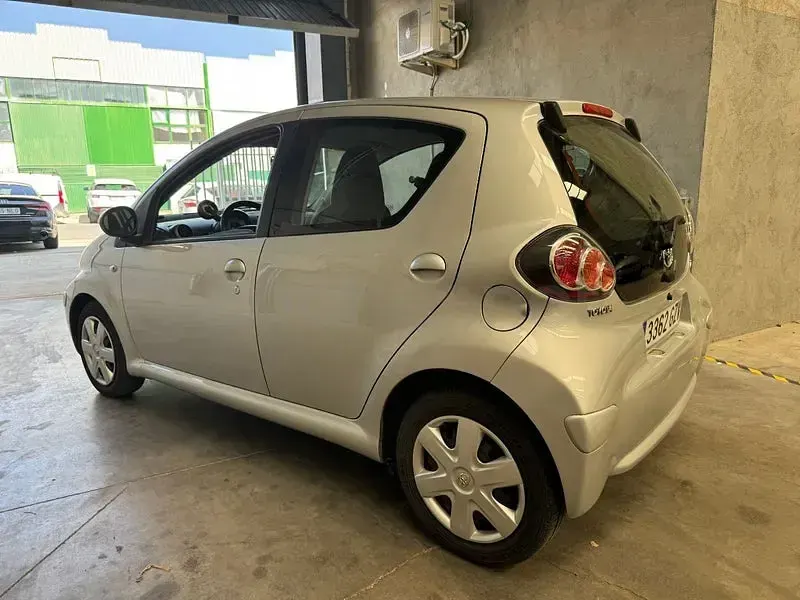 Usado Toyota Aygo 68 CV (50 kW) 2010 Gris / plata Utilitario
