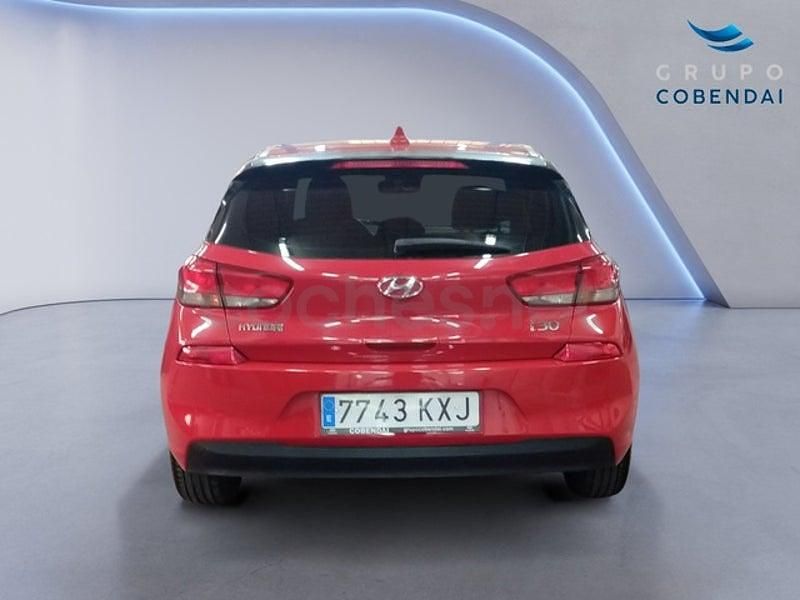 Usado Hyundai i30 120 CV (88 kW) 2019 Rojo Berlina