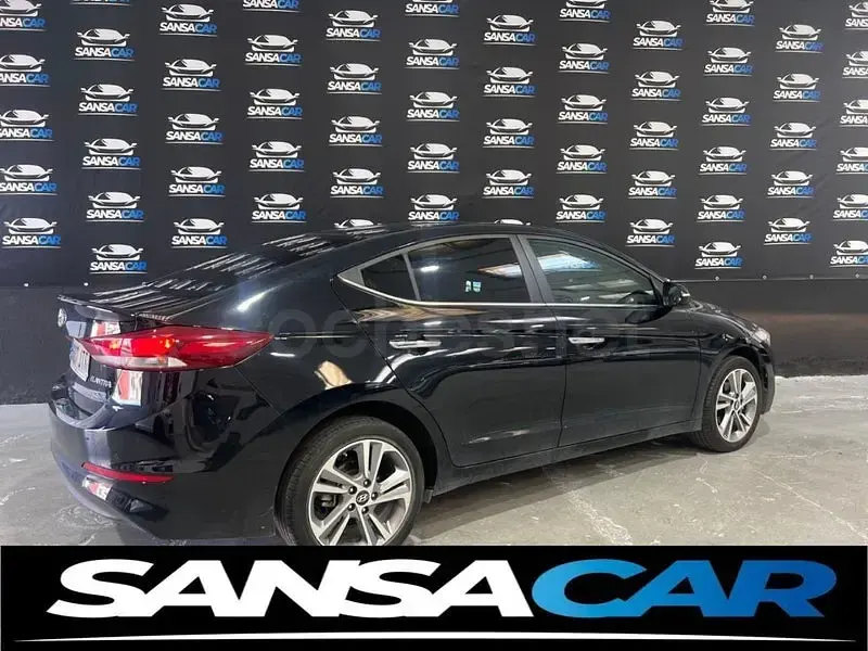 Usado Hyundai Elantra 136 CV (100 kW) 2016 Negro Berlina