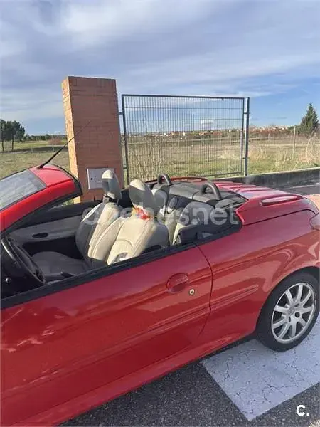 Usado Peugeot 206 CC 110 CV (80 kW) 2005 Rojo Descapotable
