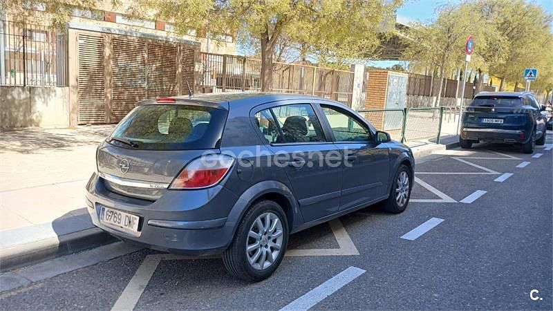Usado Opel Astra Enjoy 120 CV (88 kW) 2005 Gris / plata Berlina