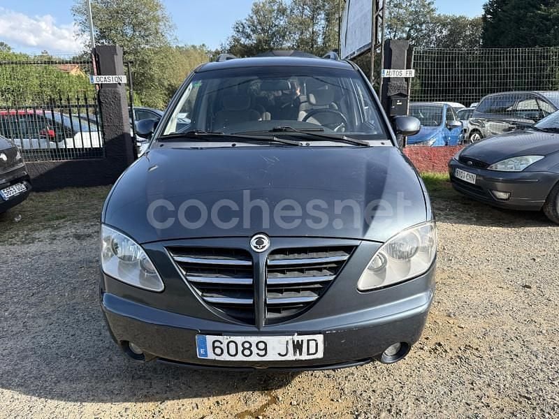 Usado Ssangyong (KGM) Rodius 165 CV (121 kW) 2007 Gris / plata Monovolumen