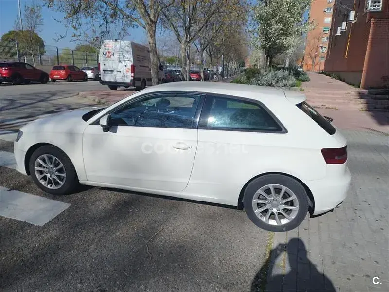 Usado Audi A3 Attraction 140 CV (102 kW) 2014 Blanco Berlina