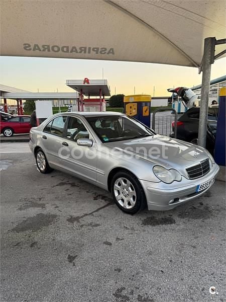 Usado Mercedes C220 Classic 125 HP (91 kW) 2001 Cinzento Sedan