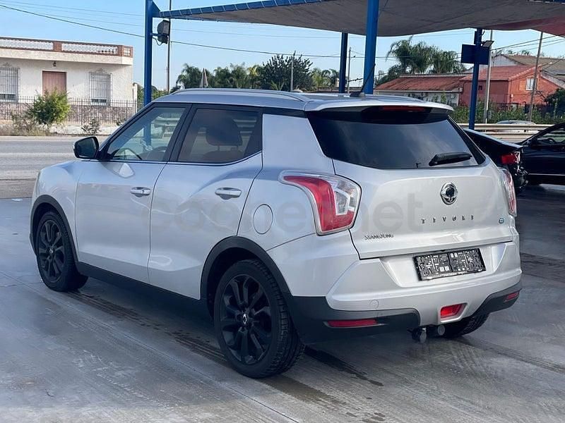 Usado Ssangyong (KGM) Tivoli Limited 115 CV (84 kW) 2017 Gris / plata SUV
