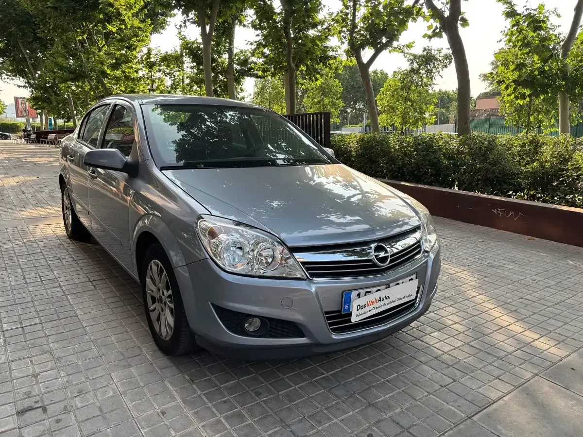 Usado Opel Astra Edition 116 CV (85 kW) 2009 Gris Berlina