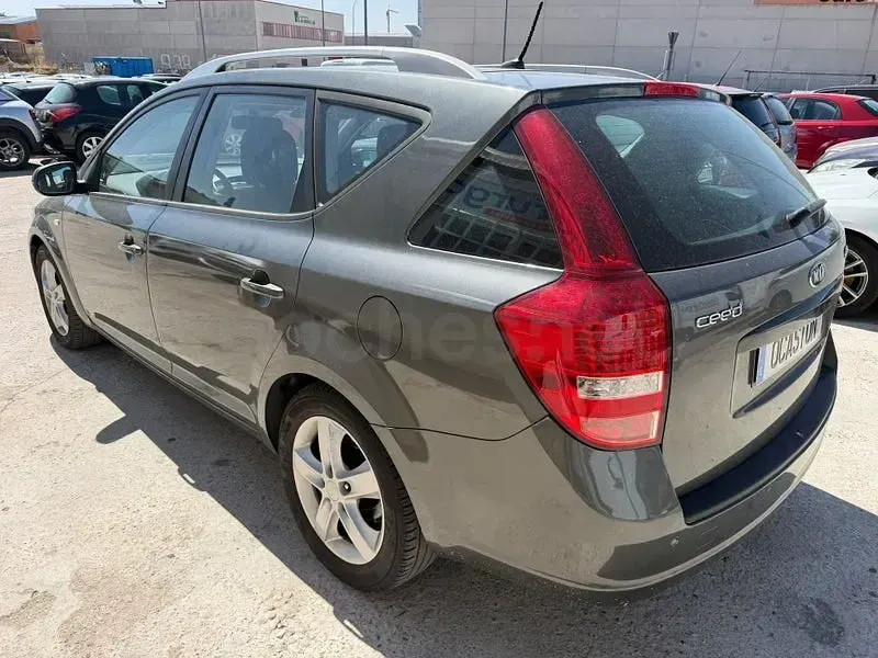 Usado Kia Ceed Sportswagon 110 CV (80 kW) 2013 Gris / plata Familiar