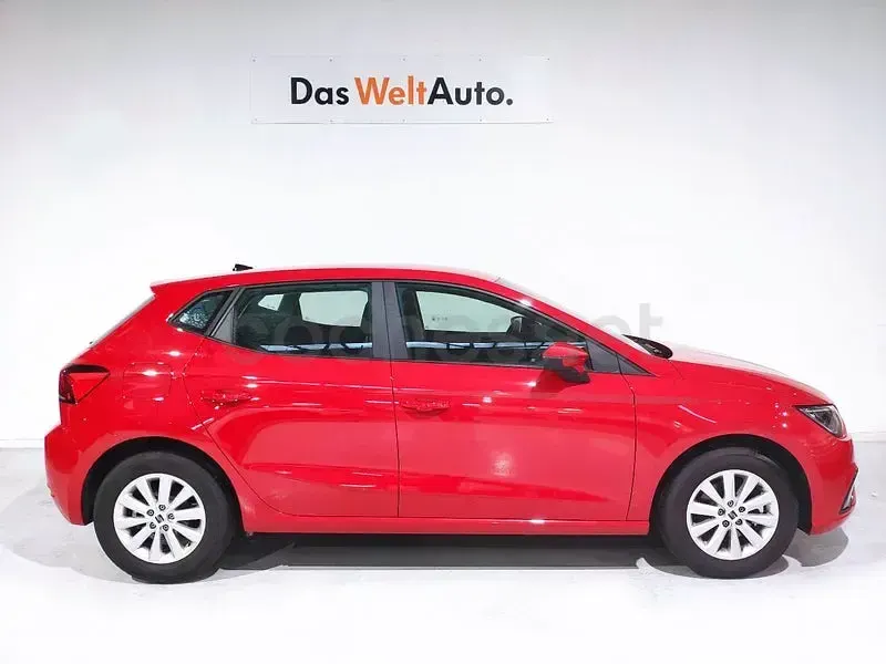 Usado Seat Ibiza Style Plus 110 CV (80 kW) 2022 Rojo Utilitario