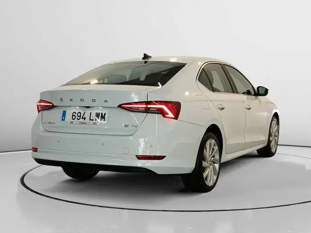 Usado Skoda Octavia Ambition 204 CV (150 kW) 2022 Blanco Utilitario