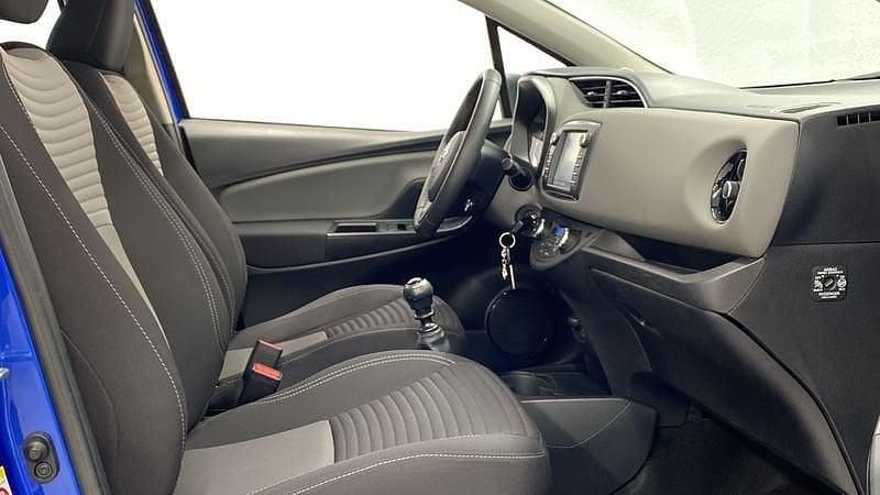 Usado Toyota Yaris Active 100 CV (73 kW) 2019 Azul