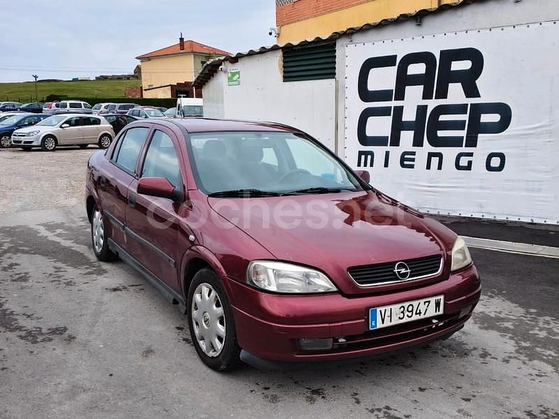 Usado Opel Astra Club 75 CV (55 kW) 1999 Granate Berlina