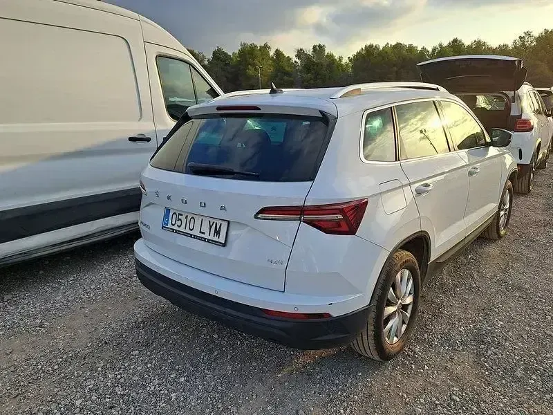 Usado Skoda Karoq Ambition 150 CV (110 kW) 2022 Blanco SUV