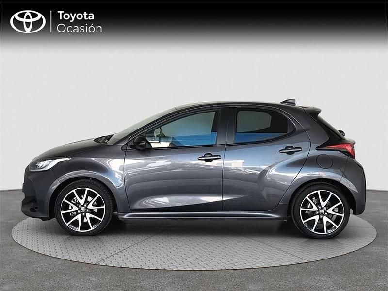 Usado Toyota Yaris Hybrid Style 116 CV (85 kW) 2022 Gris Monovolumen