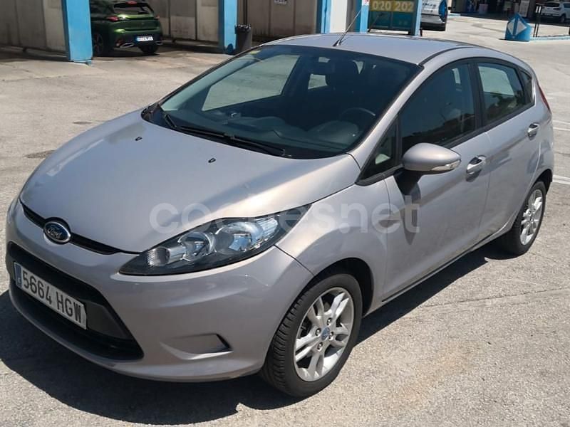 Gris / plata Usado 2011 Ford Fiesta Trend Utilitario | 6900 € (Caro) - Imagen 1/4