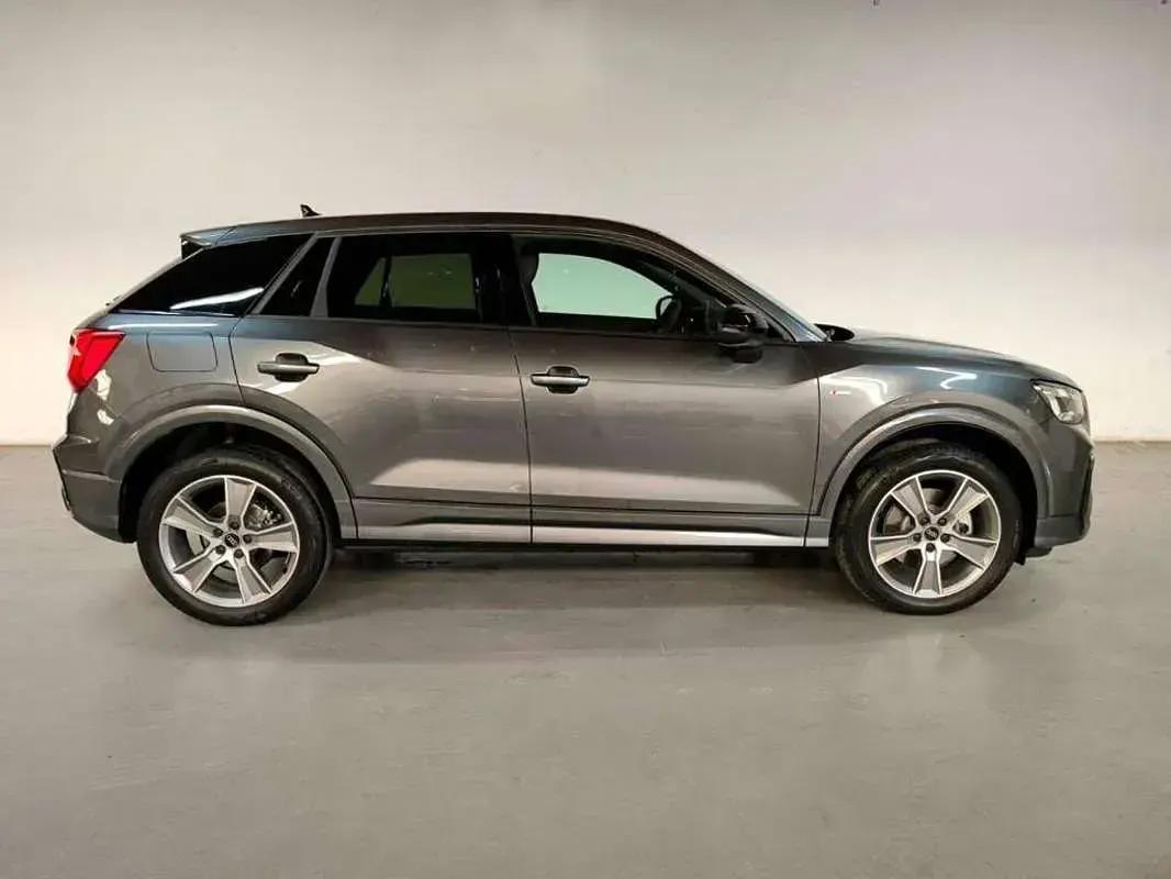 Usado Audi Q2 Black Edition 150 CV (110 kW) 2026 Gris SUV