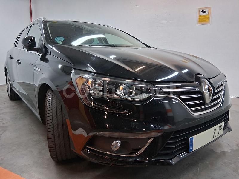 Usado Renault Mégane GrandTour LIMITED 132 CV (97 kW) 2018 Negro Familiar
