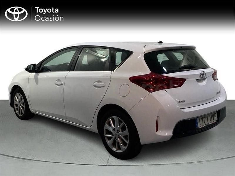 Usado Toyota Auris Active 90 CV (66 kW) 2014 Blanco Berlina