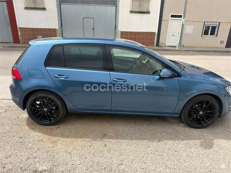 Usado VW Golf VII 110 CV (80 kW) 2015 Azul Familiar