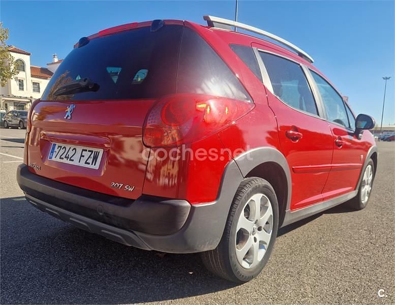 Usado Peugeot 207 Outdoor Outdoor 120 CV (88 kW) 2008 Rojo Familiar