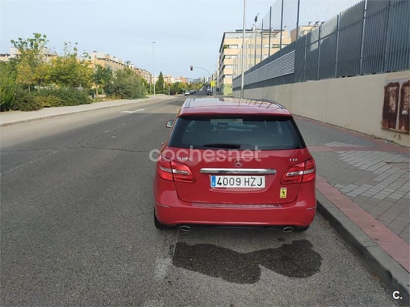 Usado Mercedes B180 109 CV (80 kW) 2014 Rojo Monovolumen