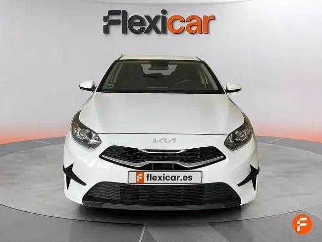 Używany Kia Ceed 100 KM (73 kW) 2022 Biały Hatchback