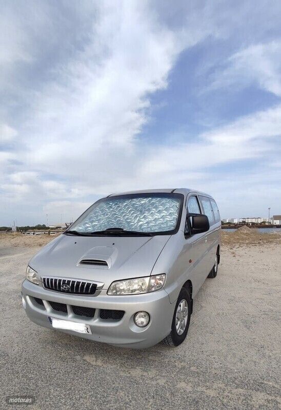 Gris / plateado Usado 2002 Hyundai H-1 Monovolumen | 9500 € - Imagen 1/4