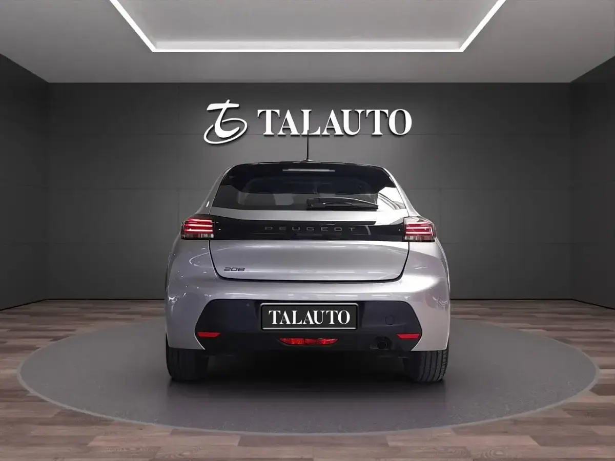 Usado Peugeot 208 Style 102 CV (75 kW) 2025 Gris Utilitario