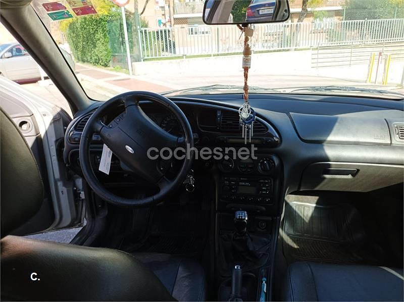 Usado Ford Mondeo Ghia 170 CV (125 kW) 1999 Gris / plata Berlina