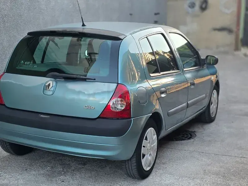 Usado Renault Clio II 80 CV (58 kW) 2004 Azul Berlina