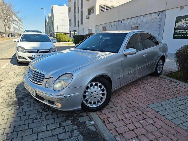 Usado Mercedes E320 Avantgarde 204 CV (150 kW) 2004 Gris / plata Berlina