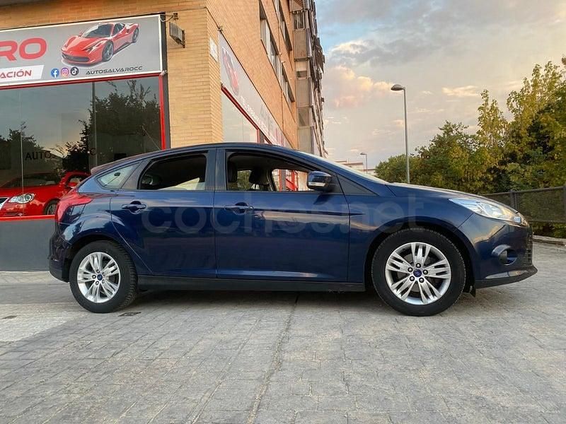 Begagnad Ford Focus Trend 95 HK (69 kW) 2013 Blå Sedan