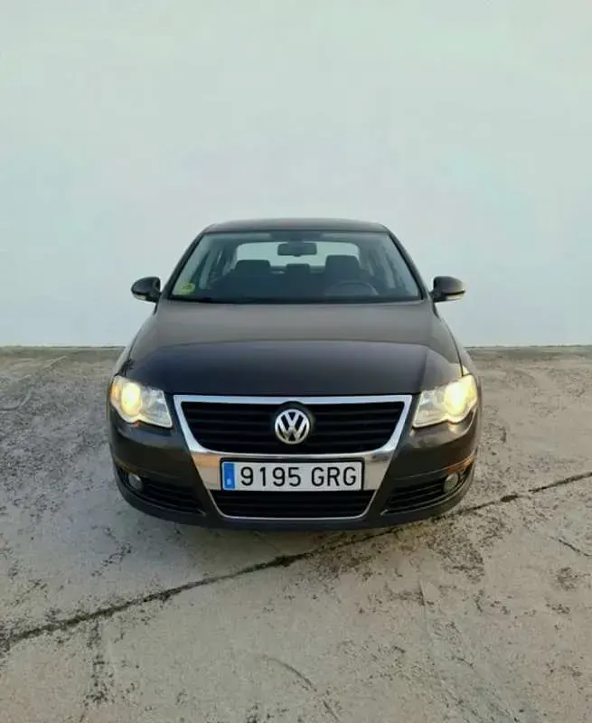 Usado VW Passat Advance 140 CV (102 kW) 2010 Marrón Berlina
