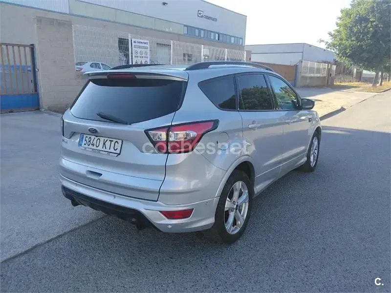 Usado Ford Kuga ST-Line 150 CV (110 kW) 2019 Gris / plata SUV