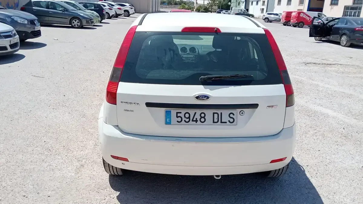 Usado Ford Fiesta Trend 68 CV (50 kW) 2006 Blanco Utilitario