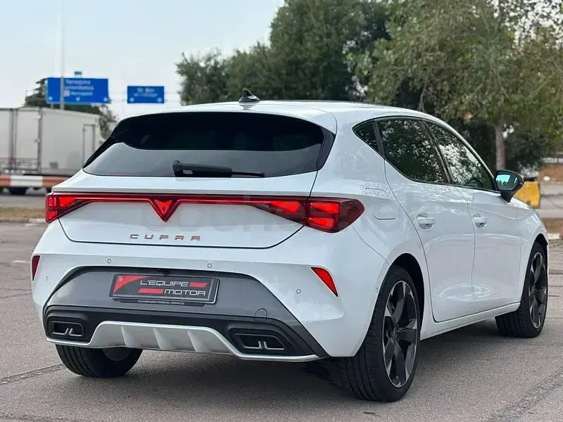 Usado Cupra Leon 150 CV (110 kW) 2025 Blanco Berlina