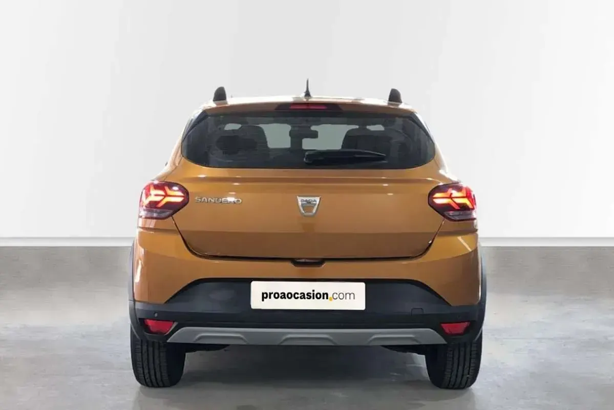 Usado Dacia Sandero Comfort 101 CV (74 kW) 2021 Naranja Utilitario