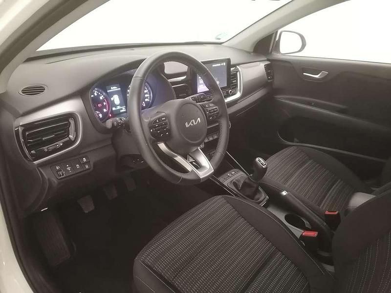 Usado Kia Stonic 101 CV (74 kW) 2024 Blanco SUV