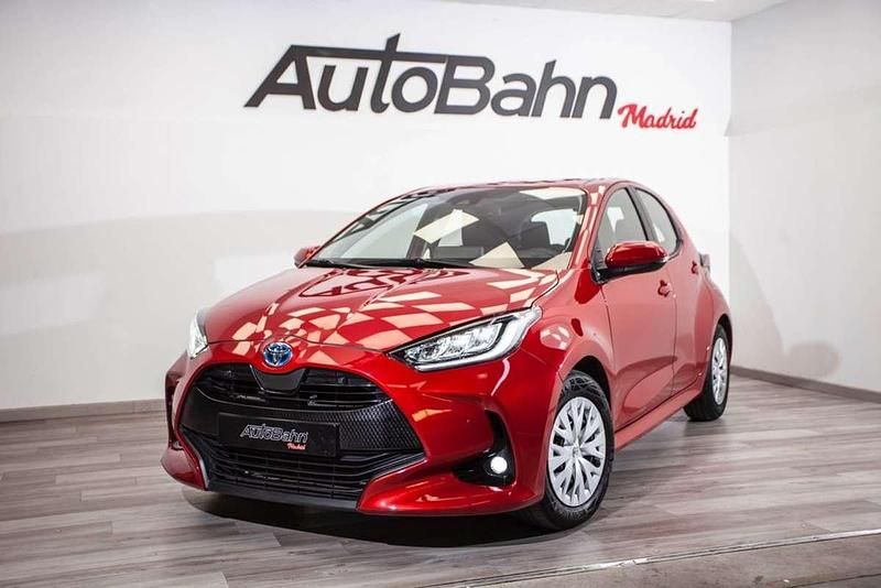 Usado Toyota Yaris Hybrid Business Edition 116 CV (85 kW) 2022 Rojo Utilitario