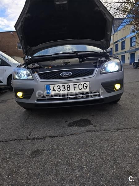 Usado Ford Focus Trend 115 CV (84 kW) 2006 Gris / plata Berlina