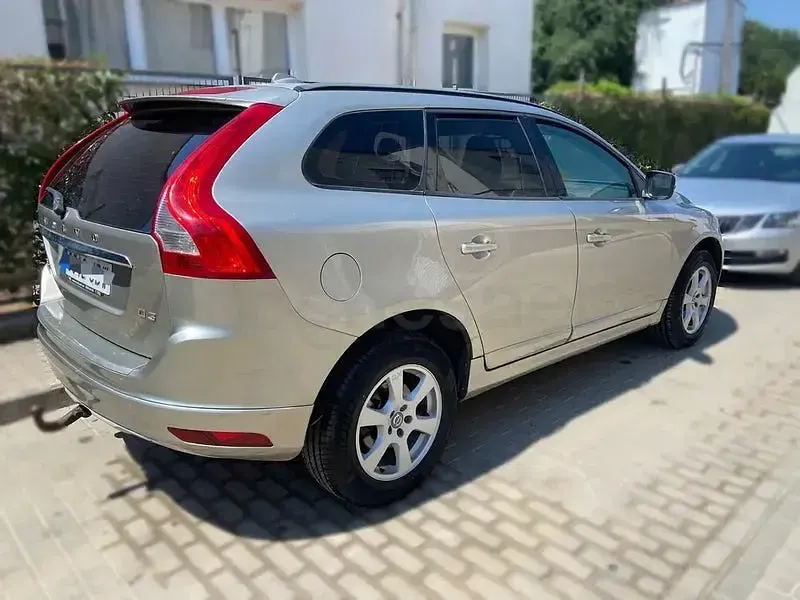 Usado Volvo XC60 R-Design Momentum 150 CV (110 kW) 2015 Beige SUV