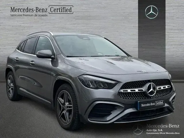 Usado Mercedes GLA200 AMG line 150 CV (110 kW) 2025 Gris / plata SUV